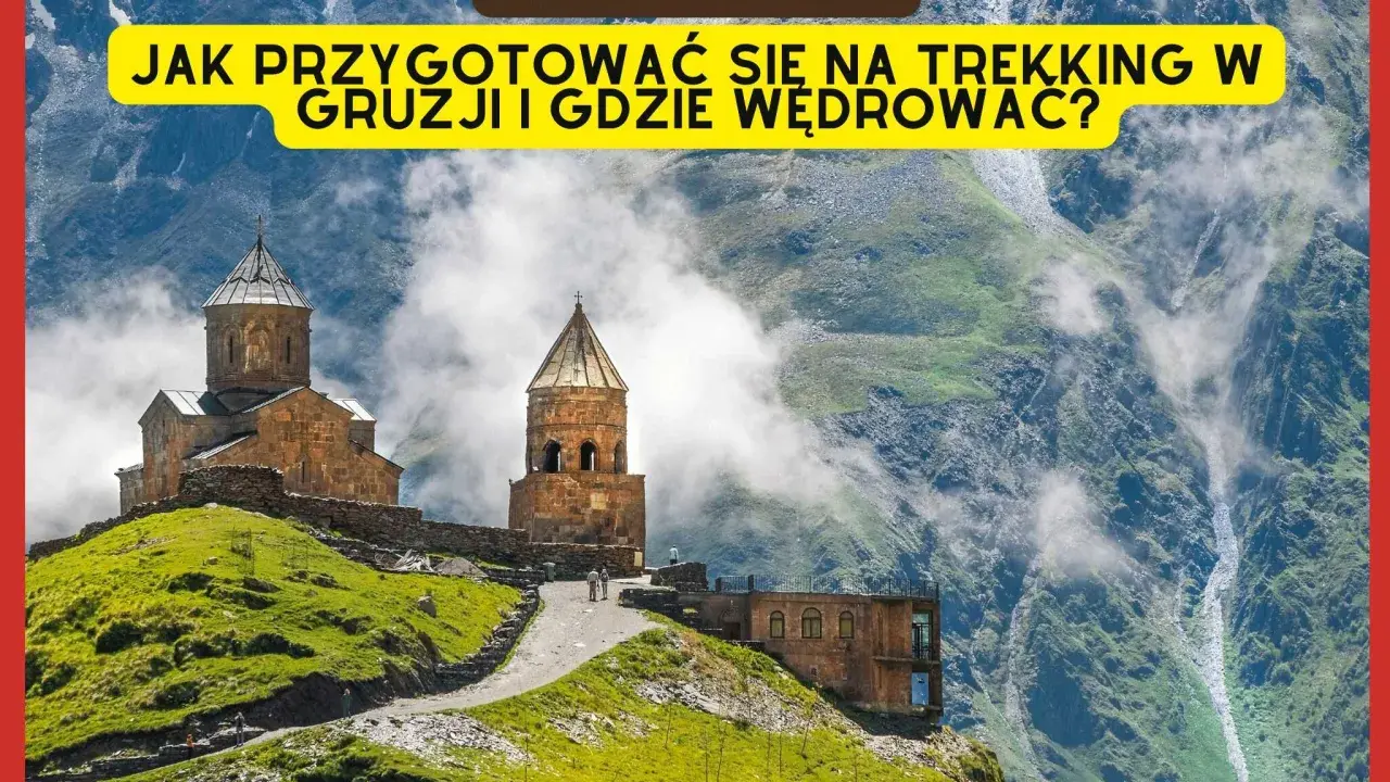Góry Kaukaz, Gruzja. Przygotuj się na niezapomniany **trekking w Gruzji**! Widok na cerkiew Gergeti i majestatyczne szczyty.