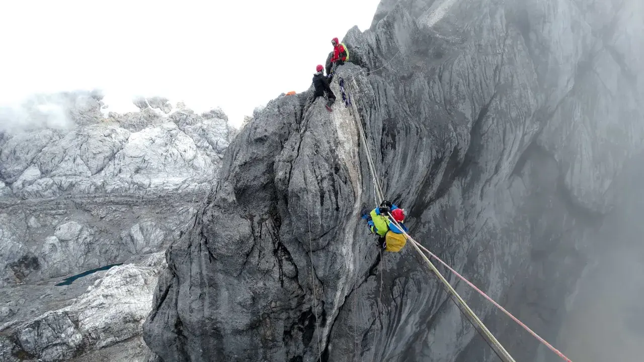 Wspinaczka na piramidę Carstensza. Alpinizm w trudnych warunkach, zmagania z naturą na skalistym szczycie.