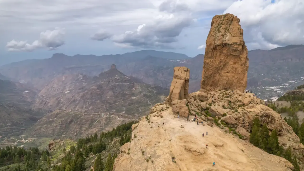 Roque Nublo, symbol Gran Canarii, to miejsce, które warto zobaczyć. Imponujące formacje skalne i widoki na góry.