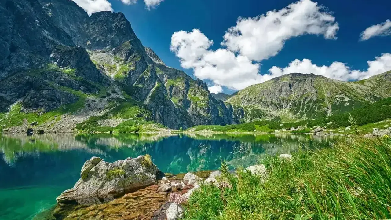 Piękne Tatry, idealne tatry szlaki dla początkujących nad krystalicznym jeziorem.