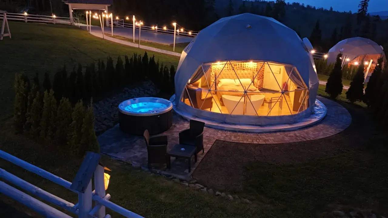 Geode dome z wanną i jacuzzi na zewnątrz to przykład luksusowego glampingu.