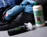 Śpiwór i środki do czyszczenia: Nikwax Tech Wash i Granger's Gear Cleaner. Dowiedz się, jak prać śpiwór, by służył latami.
