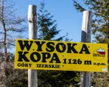 Żółta tablica informuje o szlaku na Wysoką Kopę (1126 m n.p.m.) w Górach Izerskich.