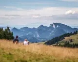 Para odpoczywa po szybkim trekkingu, podziwiając malownicze góry.