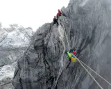 Wspinaczka na piramidę Carstensza. Alpinizm w trudnych warunkach, zmagania z naturą na skalistym szczycie.