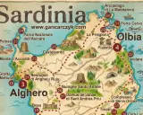 Mapa Sardynii z zaznaczonymi atrakcjami: Alghero, Olbia, Porto Cervo. Idealna do planowania, co zobaczyć na Sardynii, blog podróżniczy.