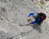 Wspinaczka na Kalymnos: wspinaczka po skalnej ścianie z liną asekuracyjną.