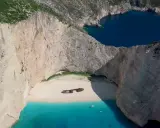 Navagio, jedna z najpiękniejszych plaż Zakynthos, z wrakiem statku na białym piasku i turkusową wodą.