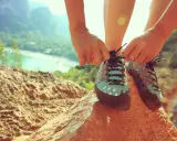Przygotowanie do wspinaczki: jak dobrać buty wspinaczkowe, by czuć się pewnie na skale. Widok na zatokę w tle.