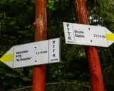 Rozdroże szlaków PTTK. Jeden kieruje do schroniska "Na Śnieżniku" (1h 15 min), drugi do Stronia Śląskiego (2h 15 min). To początek najładniejszy szlak na Śnieżnik!