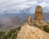 Roque Nublo, symbol Gran Canarii, to miejsce, które warto zobaczyć. Imponujące formacje skalne i widoki na góry.