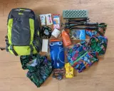 Plecak, kijki, bukłak, mapa, krem z filtrem, baton – to wszystko przyda się na wyprawę. Taki zestaw to podstawa, gdy zastanawiasz się, **trekking co to** jest i jak się przygotować.