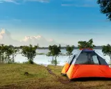 Namiot gotowy na nocleg nad jeziorem. Idealne miejsce, gdzie pod namiot nad jezioro, by cieszyć się naturą.
