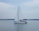 Żaglówka "Ramzowa" na spokojnych wodach największego jeziora na Mazurach.