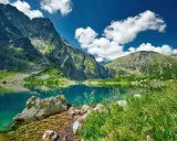 Piękne Tatry, idealne tatry szlaki dla początkujących nad krystalicznym jeziorem.