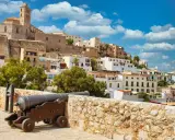 Działo na murach obronnych Dalt Vila, wpisanej na listę UNESCO. To idealne miejsce, by zacząć zwiedzanie, co zobaczyć na Ibizie.