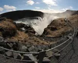 Wodospad Gullfoss na Islandii. Wspaniałe miejsce na zwiedzanie Islandii, z turystami podziwiającymi potęgę natury.