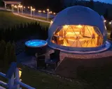 Geode dome z wanną i jacuzzi na zewnątrz to przykład luksusowego glampingu.