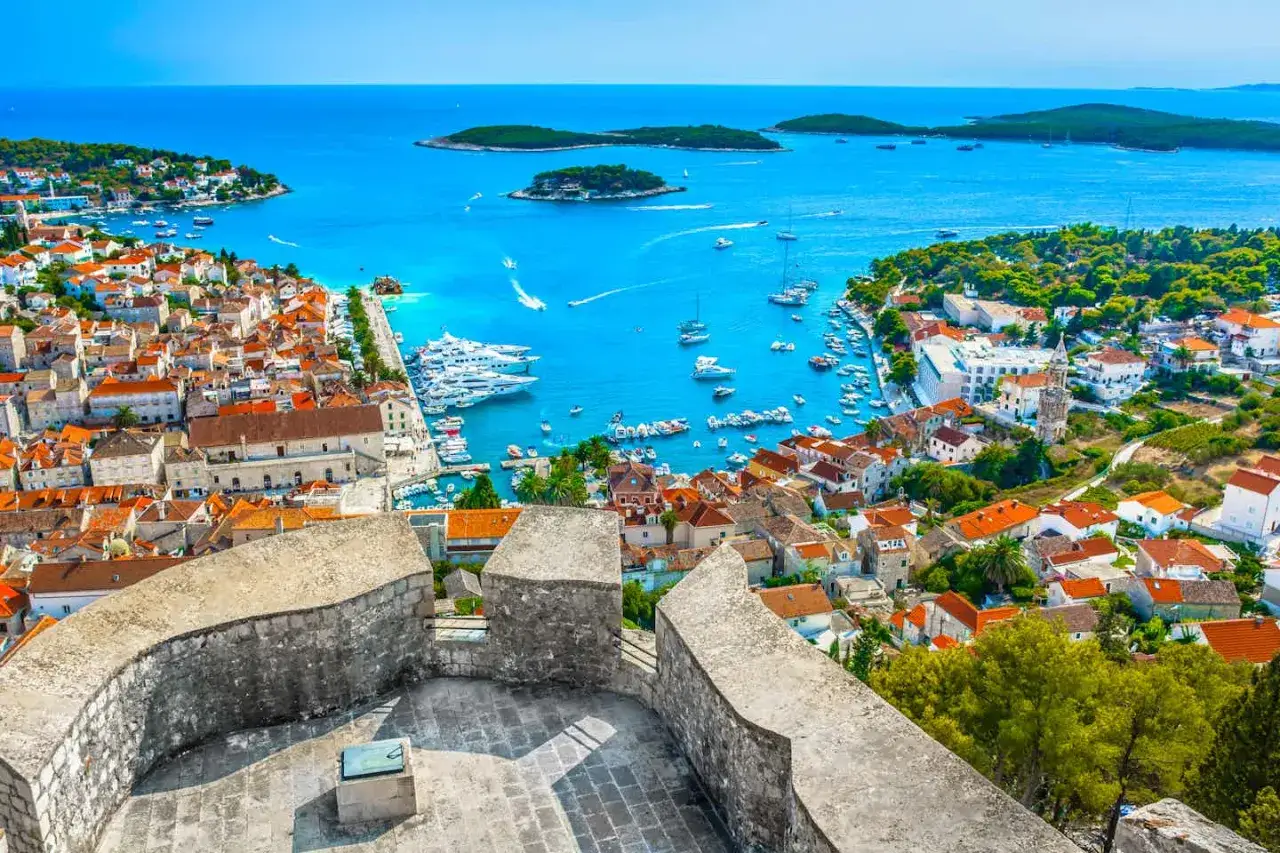 Widok na zatokę Hvar z licznymi łodziami i jachtami. Idealne miejsce na wakacje i hvar camping.