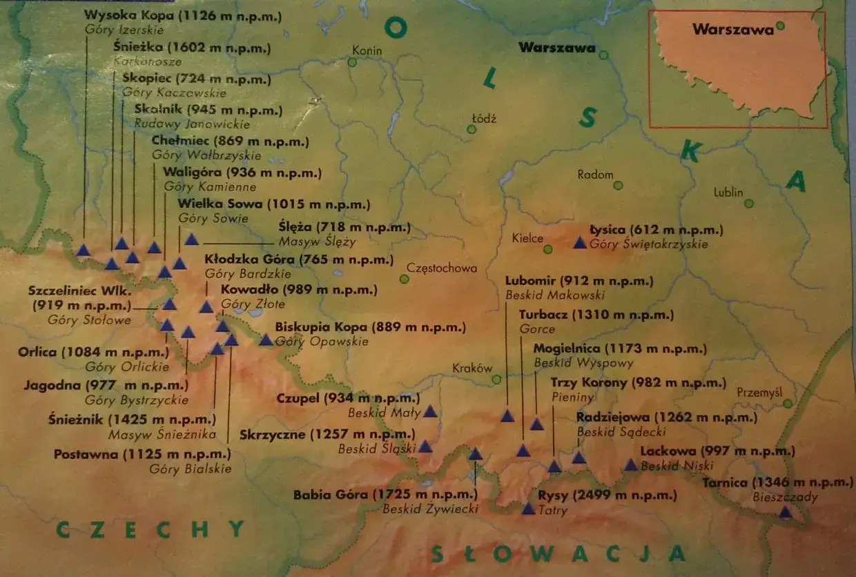 Mapa przedstawia najwyższe szczyty Polski, tworzące koronę gór polskich. Widoczne są Tatry, Karkonosze, Beskidy i inne pasma.