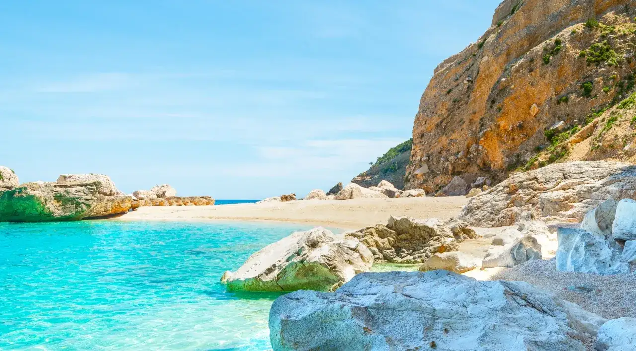 Cala Mariolu na Sardynii: turkusowa woda, piaszczysta plaża i skaliste klify. Rajskie widoki.
