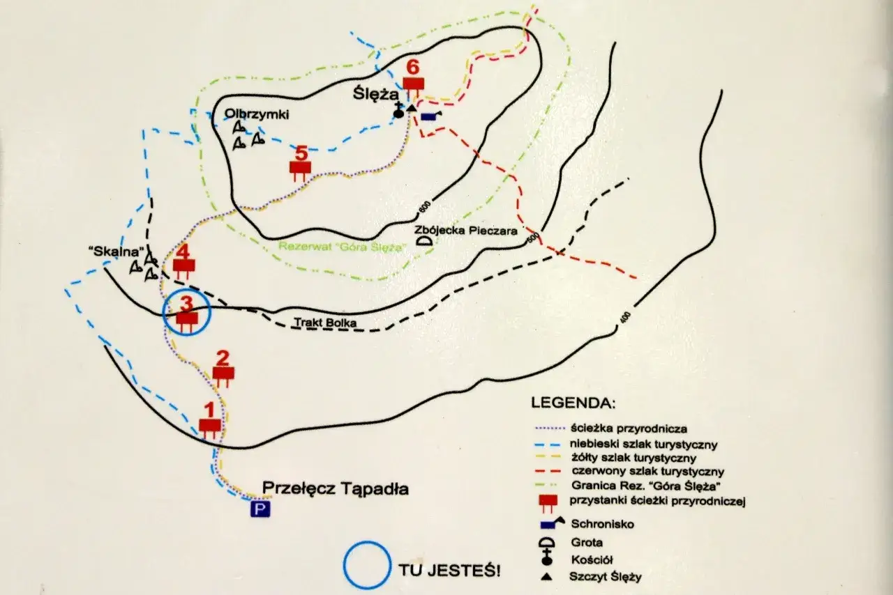 Mapa turystyczna z zaznaczonymi szlakami na Ślęży. Widać punkty: