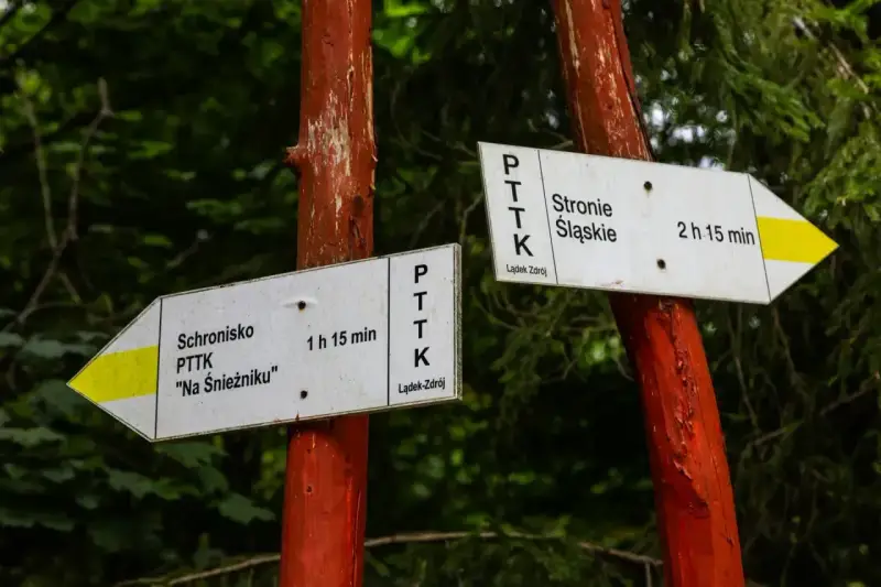 Rozdroże szlaków PTTK. Jeden kieruje do schroniska "Na Śnieżniku" (1h 15 min), drugi do Stronia Śląskiego (2h 15 min). To początek najładniejszy szlak na Śnieżnik!