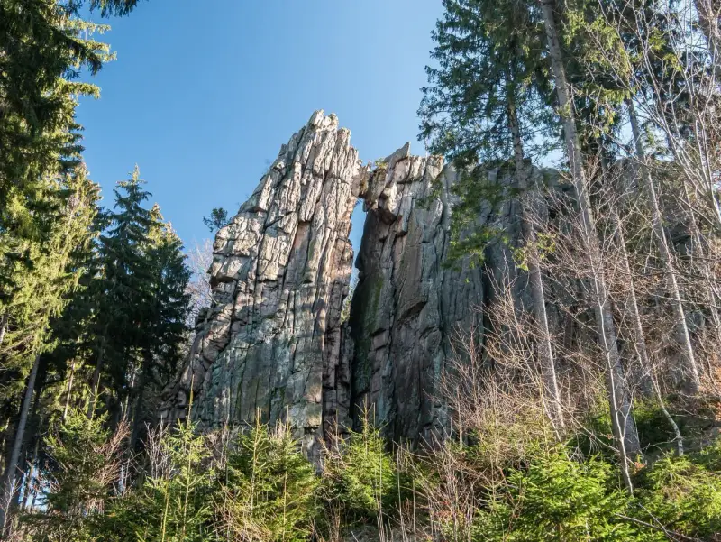 Skalny mostek na Rudawach Janowickich, otoczony drzewami.
